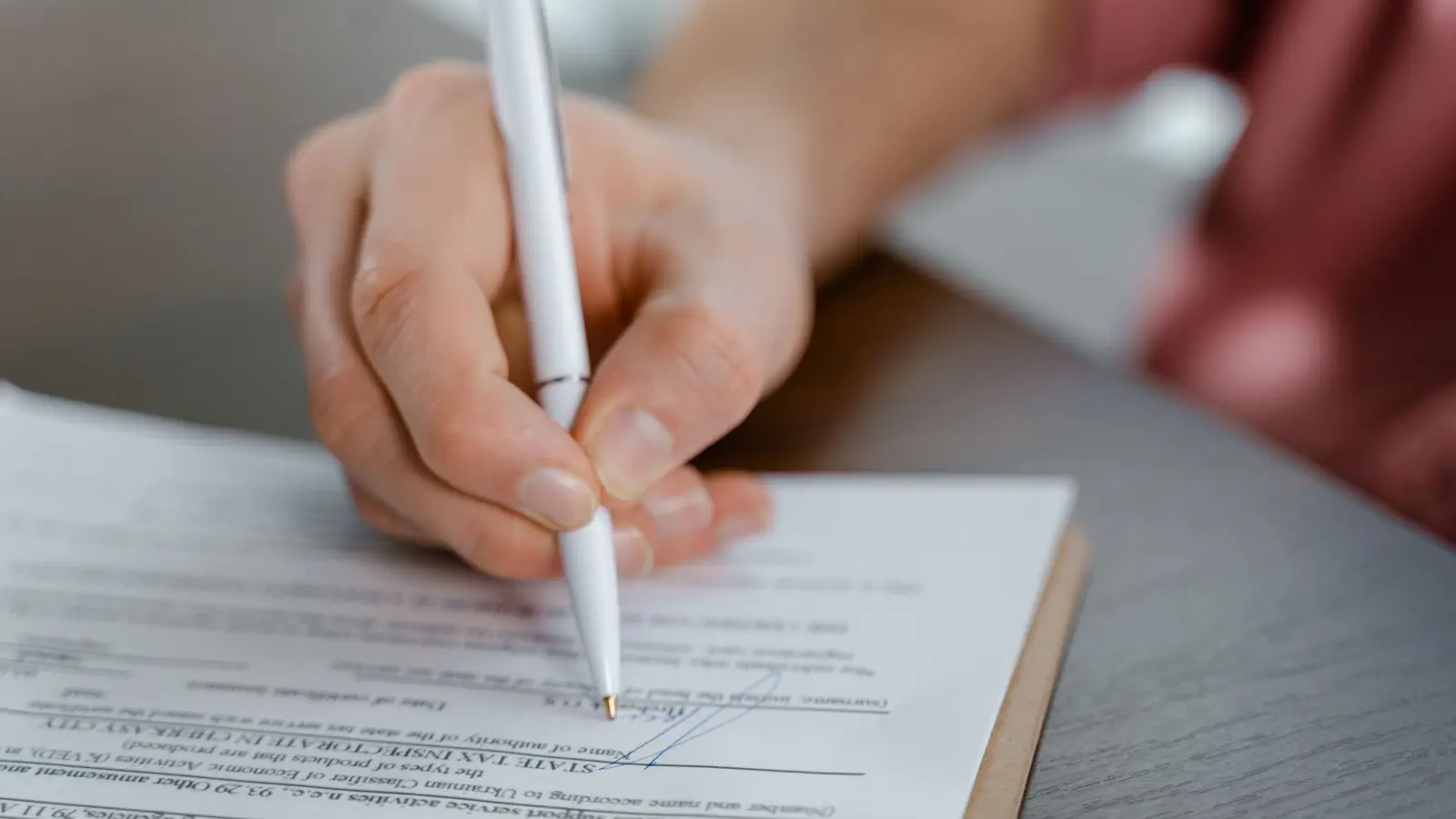 Firma de documentación para un acta notarial
