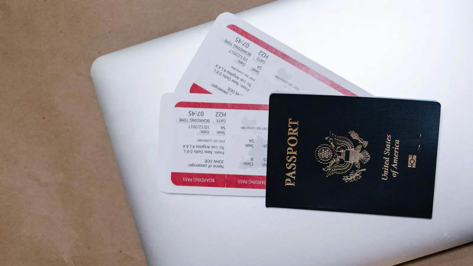 Pasaporte y pasajes para una autorización de viaje