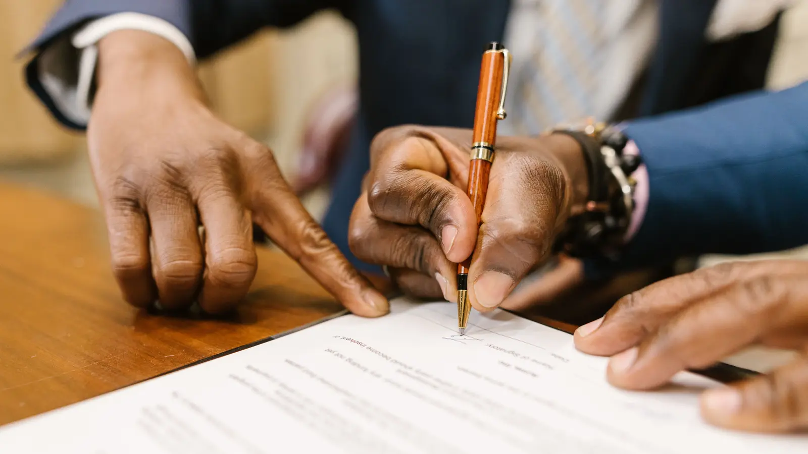 Profesionales revisando y firmando un contrato privado