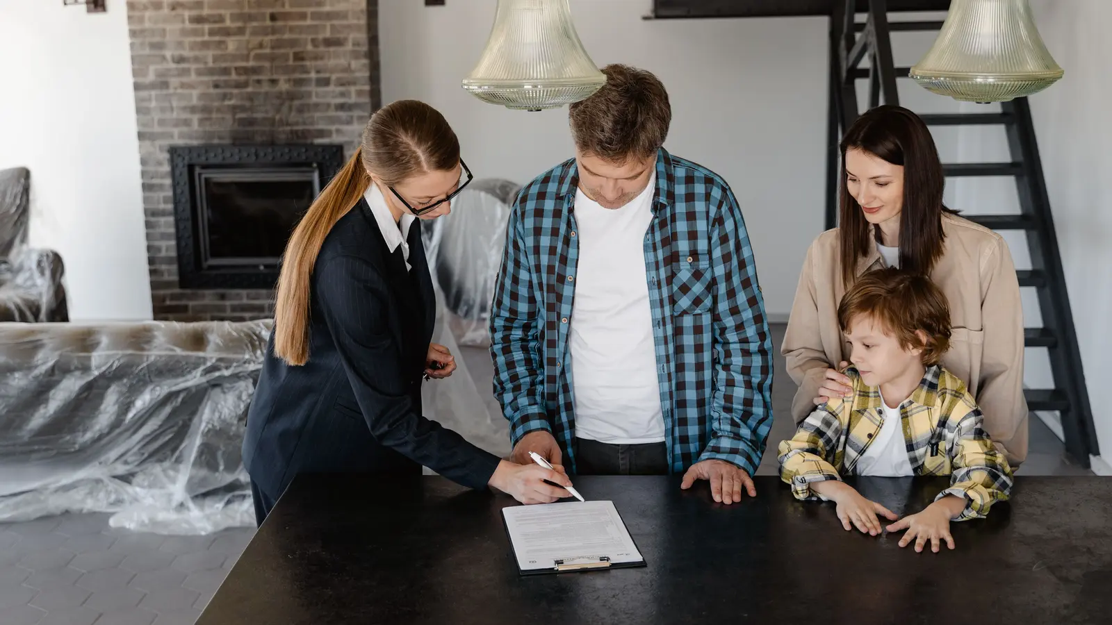 Familia firmando la escritura de compraventa de una vivienda